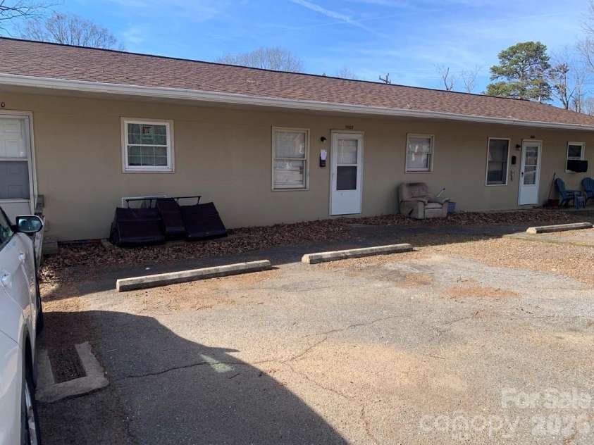1006 3rd Street, Hickory, NC 28602.  MLS# CAR4346306, YatesRealty ID 2262. 