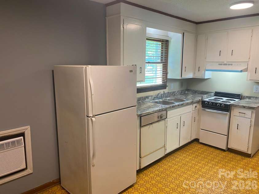 1006 3rd Street, Hickory, NC 28602.  MLS# CAR4346306, YatesRealty ID 2262. 