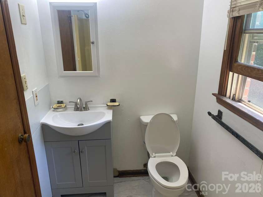 1006 3rd Street, Hickory, NC 28602.  MLS# CAR4346306, YatesRealty ID 2262. 