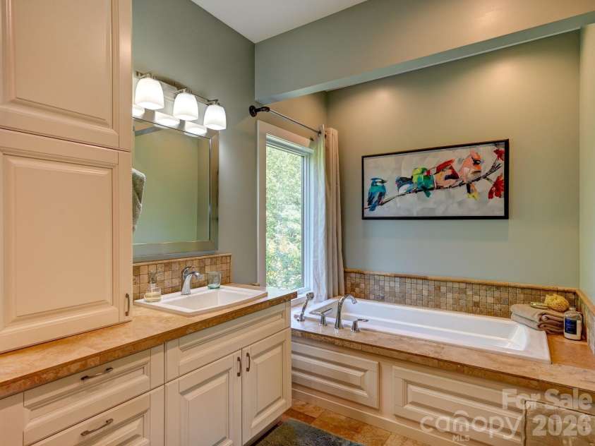 44 Dane Acres Drive, Alexander, NC 28701.  MLS# CAR4368207, YatesRealty ID 22624. Primary bathroom