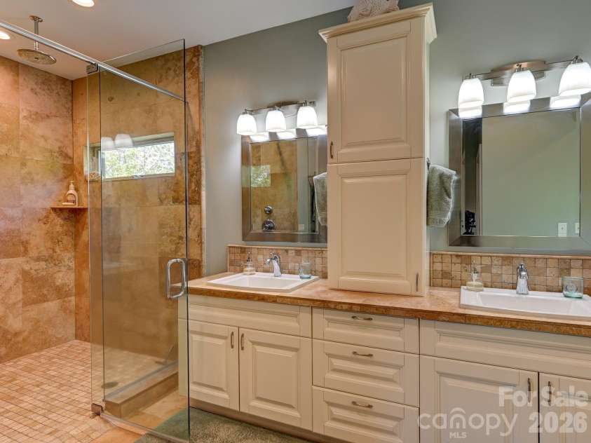 44 Dane Acres Drive, Alexander, NC 28701.  MLS# CAR4368207, YatesRealty ID 22624. Primary bathroom