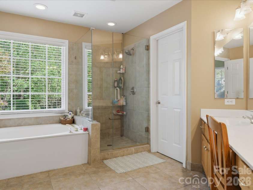1101 Baldwin Lane, Waxhaw, NC 28173.  MLS# CAR4378491, YatesRealty ID 22625. Primary Bathroom with Shower and Tub