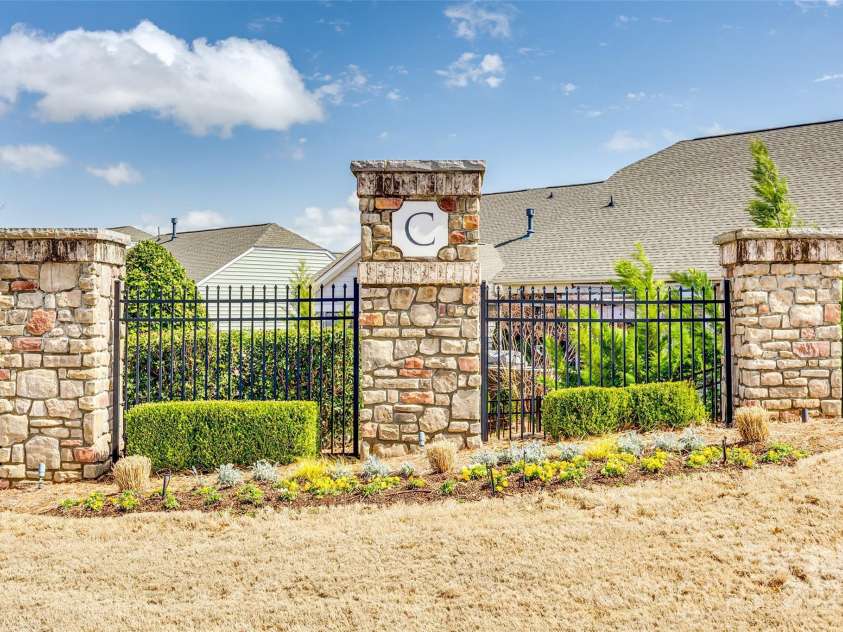 10014 Berkeley Castle Drive, Charlotte, NC 28273.  MLS# CAR4226296, YatesRealty ID 22627. 