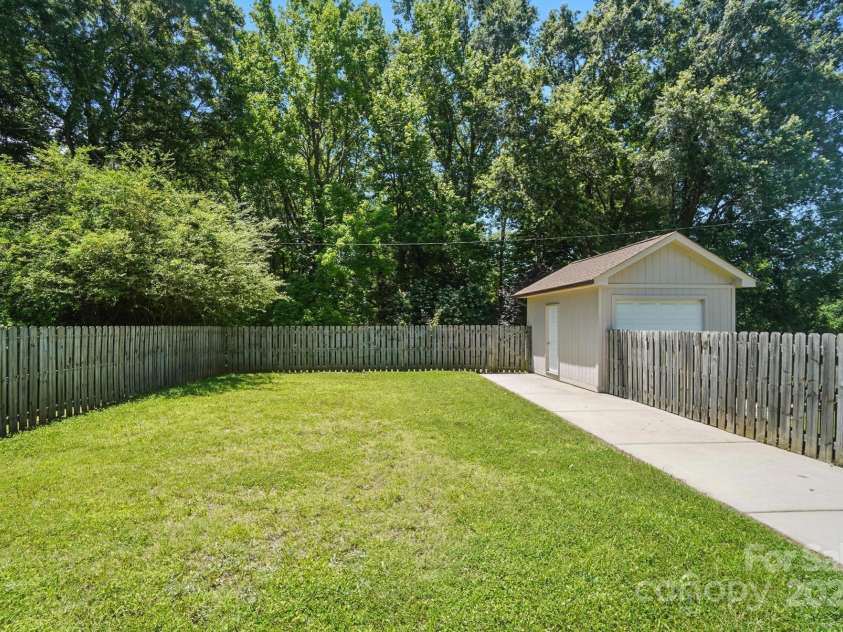 900 Nance Street, Kannapolis, NC 28083.  MLS# CAR4272286, YatesRealty ID 22628. 