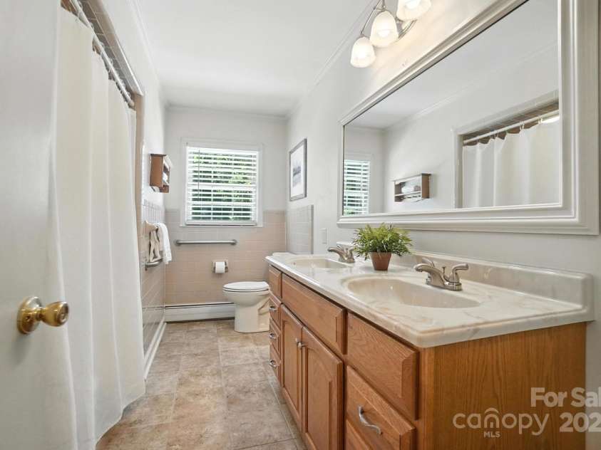 900 Nance Street, Kannapolis, NC 28083.  MLS# CAR4272286, YatesRealty ID 22628. Upstairs hall bath