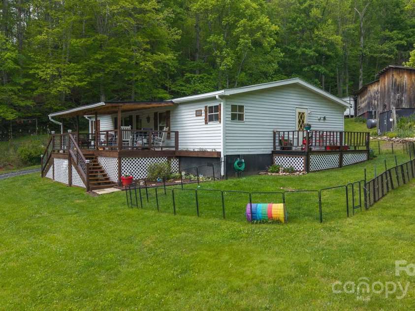 559 Mouth Of Silas Creek Road, Lansing, NC 28643.  MLS# CAR4263393, YatesRealty ID 22629. 