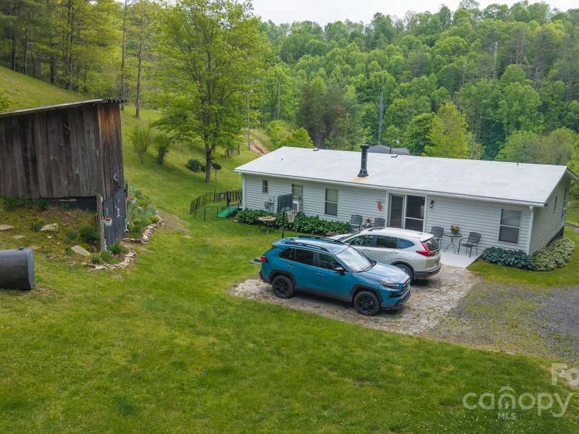 559 Mouth Of Silas Creek Road, Lansing, NC 28643.  MLS# CAR4263393, YatesRealty ID 22629. 