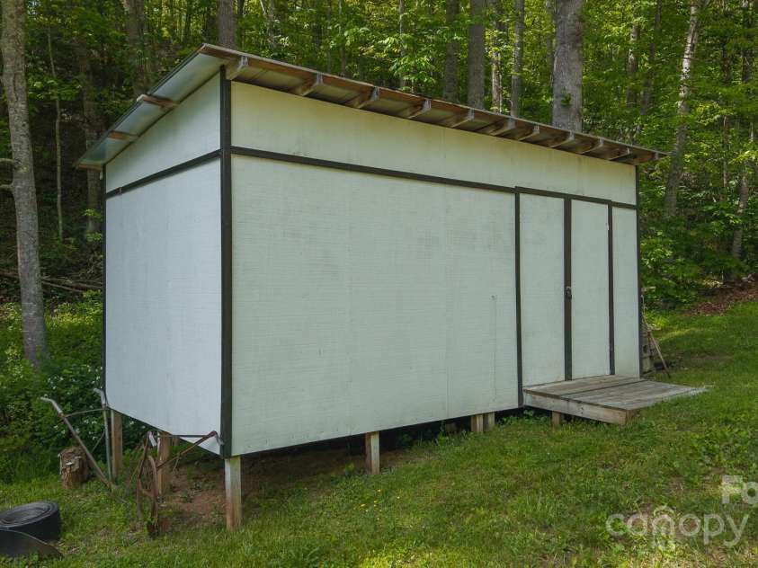 559 Mouth Of Silas Creek Road, Lansing, NC 28643.  MLS# CAR4263393, YatesRealty ID 22629. 