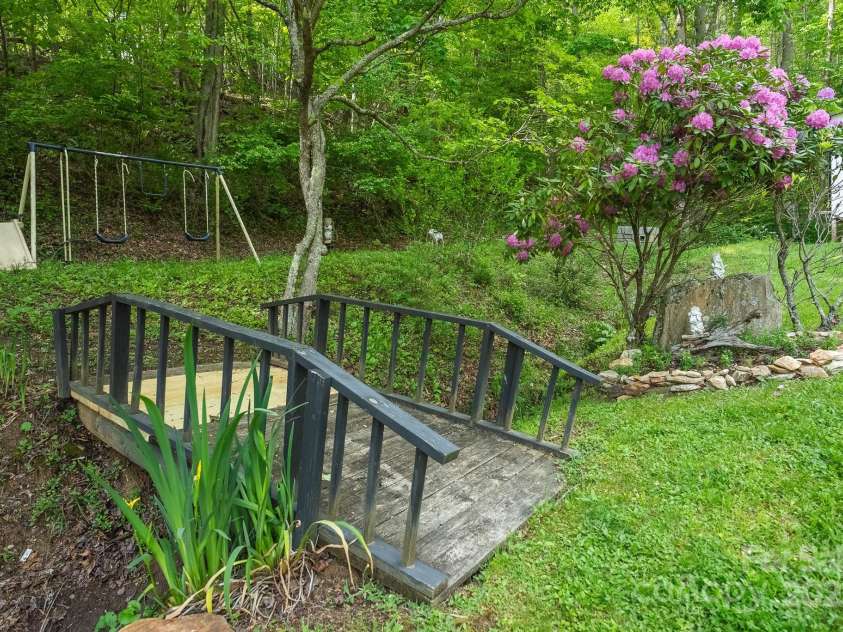 559 Mouth Of Silas Creek Road, Lansing, NC 28643.  MLS# CAR4263393, YatesRealty ID 22629. 