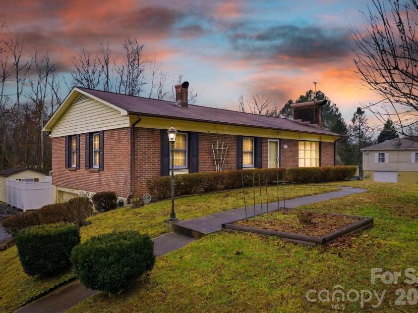 902 Meadowood Drive, Lenoir, NC 28645.  MLS# CAR4331288, YatesRealty ID 22629. 