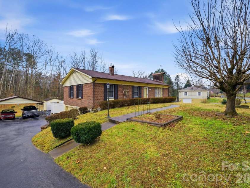 902 Meadowood Drive, Lenoir, NC 28645.  MLS# CAR4331288, YatesRealty ID 22629. 