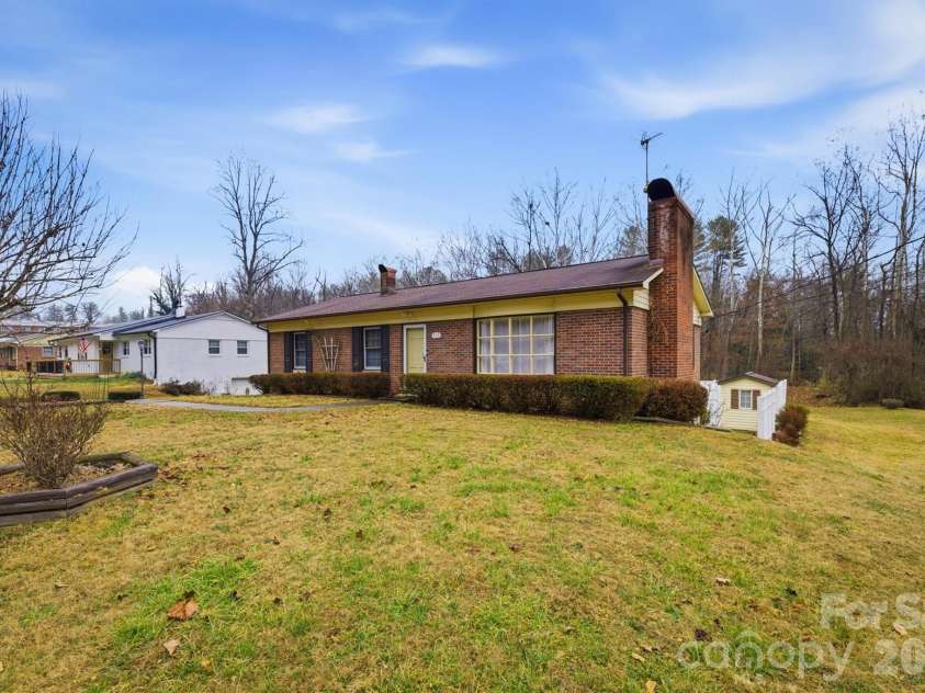 902 Meadowood Drive, Lenoir, NC 28645.  MLS# CAR4331288, YatesRealty ID 22629. 