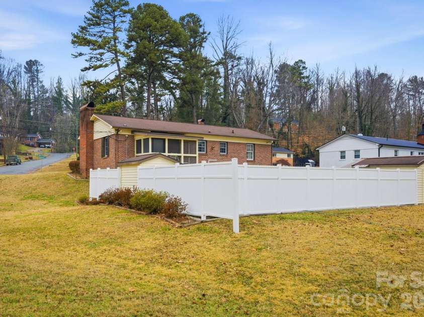 902 Meadowood Drive, Lenoir, NC 28645.  MLS# CAR4331288, YatesRealty ID 22629. 
