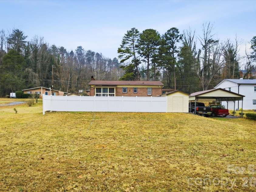 902 Meadowood Drive, Lenoir, NC 28645.  MLS# CAR4331288, YatesRealty ID 22629. 