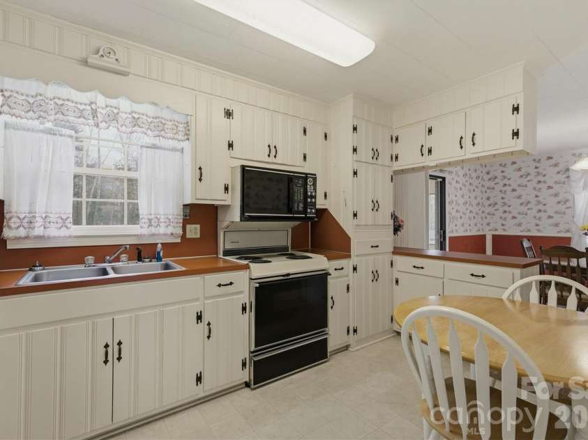 902 Meadowood Drive, Lenoir, NC 28645.  MLS# CAR4331288, YatesRealty ID 22629. 
