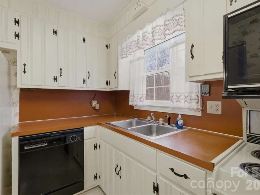 902 Meadowood Drive, Lenoir, NC 28645.  MLS# CAR4331288, YatesRealty ID 22629. 