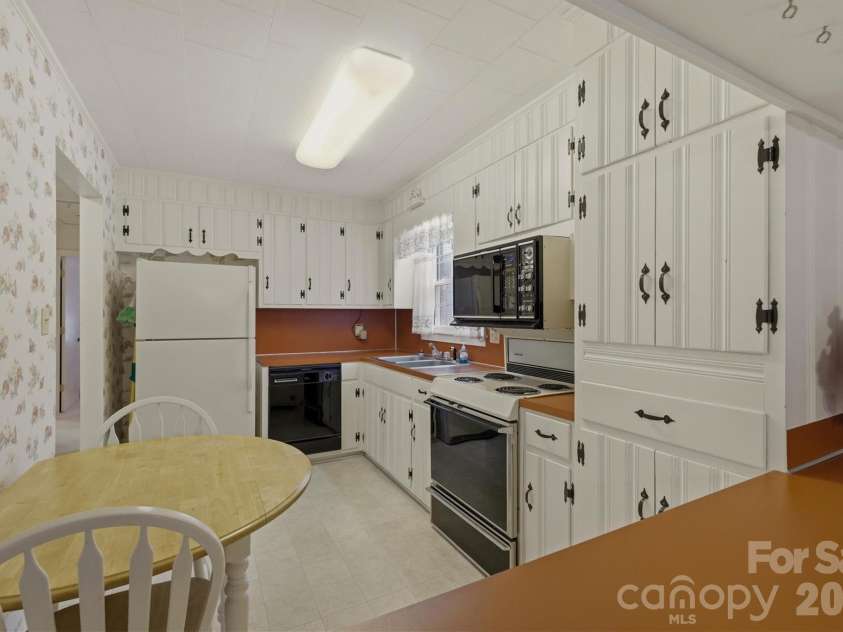 902 Meadowood Drive, Lenoir, NC 28645.  MLS# CAR4331288, YatesRealty ID 22629. 