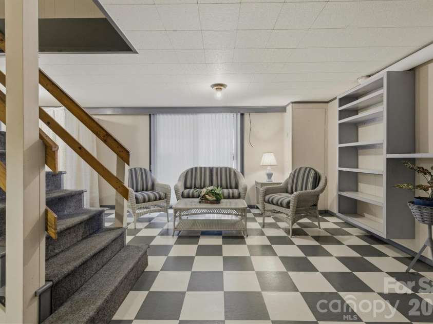 902 Meadowood Drive, Lenoir, NC 28645.  MLS# CAR4331288, YatesRealty ID 22629. 