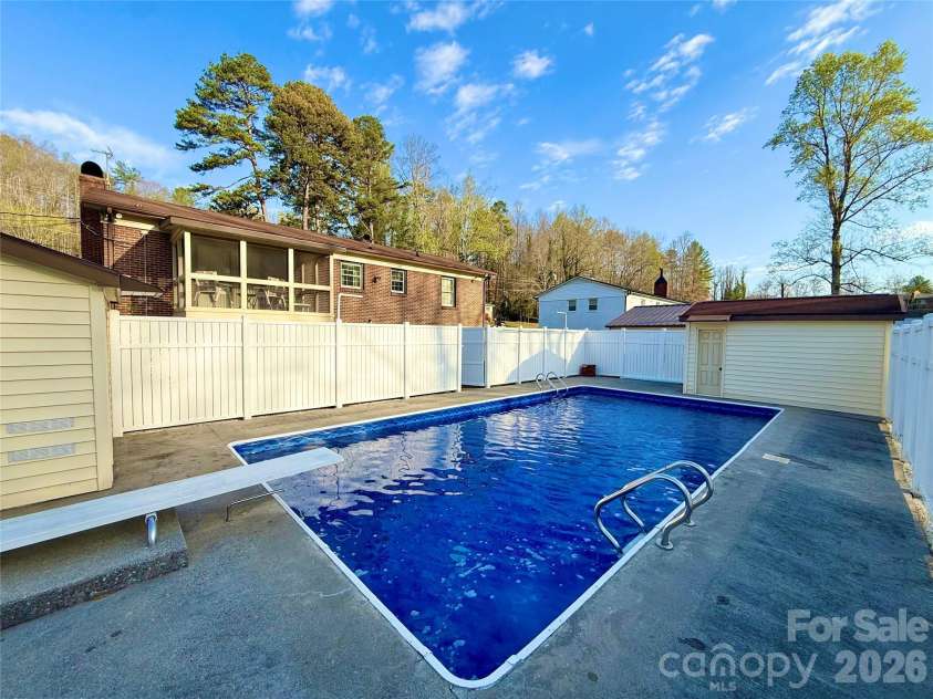 902 Meadowood Drive, Lenoir, NC 28645.  MLS# CAR4331288, YatesRealty ID 22629. 