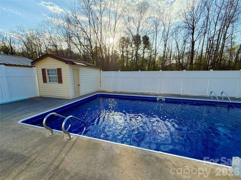 902 Meadowood Drive, Lenoir, NC 28645.  MLS# CAR4331288, YatesRealty ID 22629. 
