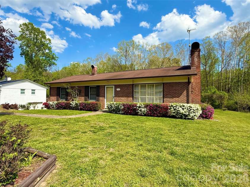 902 Meadowood Drive, Lenoir, NC 28645.  MLS# CAR4331288, YatesRealty ID 22629. 