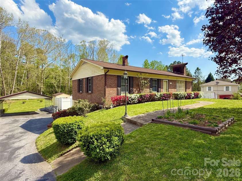 902 Meadowood Drive, Lenoir, NC 28645.  MLS# CAR4331288, YatesRealty ID 22629. 
