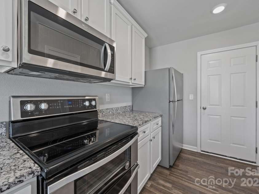 163 Kipling Lane, Kings Mountain, NC 28086.  MLS# CAR4311069, YatesRealty ID 2263. Double oven range