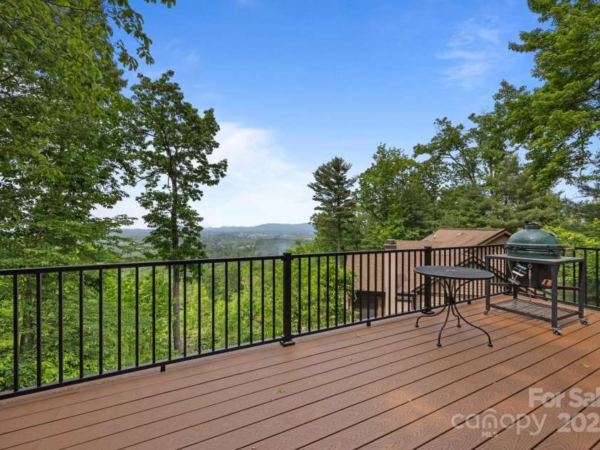 278 High Road Overlook, Hendersonville, NC 28739.  MLS# CAR4258302, YatesRealty ID 22630. 