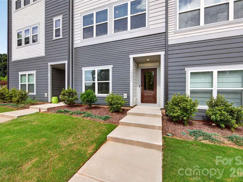 1530 Levy Way, Charlotte, NC 28205.  MLS# CAR4318066, YatesRealty ID 22632. Beautiful Streetscape Views