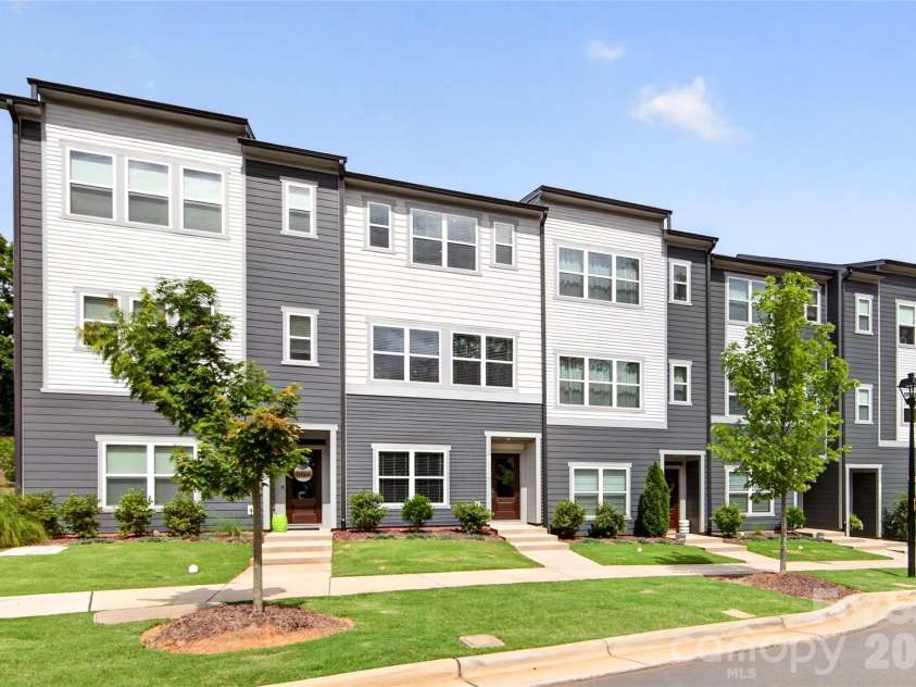 1530 Levy Way, Charlotte, NC 28205.  MLS# CAR4318066, YatesRealty ID 22632. No Neighbors Directly in Front