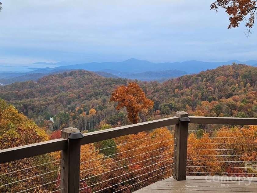 129 Skyline Park Drive, Franklin, NC 28734.  MLS# CAR4297451, YatesRealty ID 22634. 