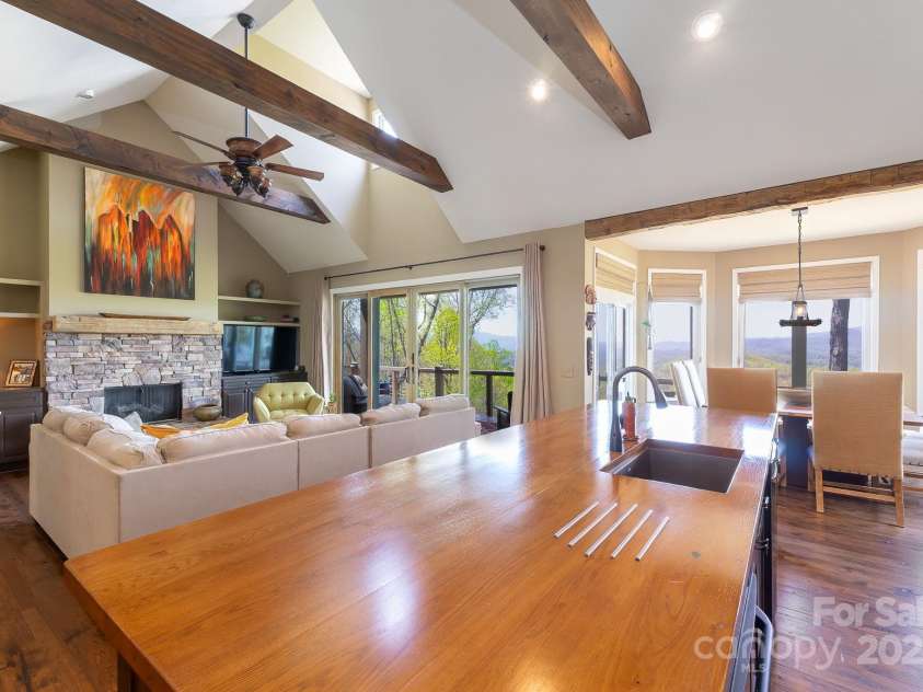 129 Skyline Park Drive, Franklin, NC 28734.  MLS# CAR4297451, YatesRealty ID 22634. 