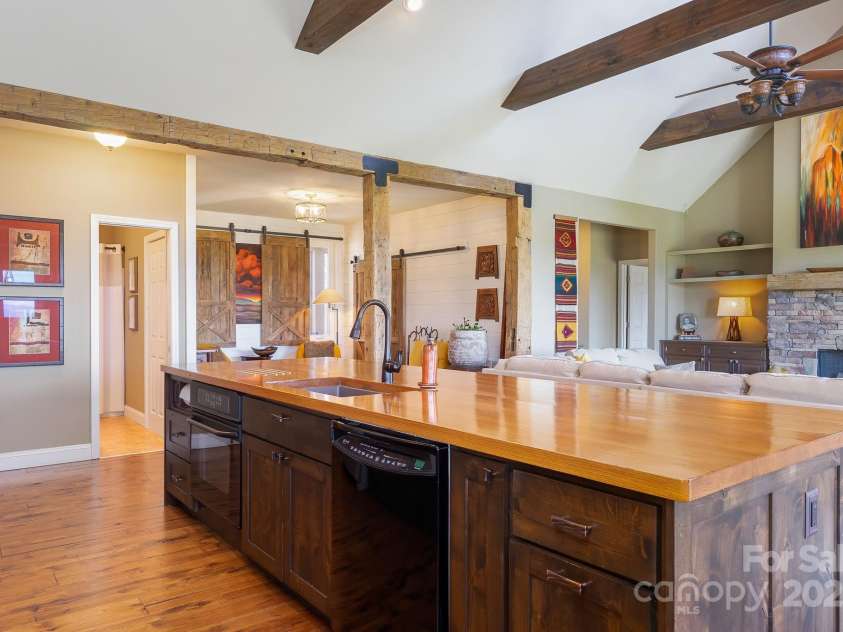 129 Skyline Park Drive, Franklin, NC 28734.  MLS# CAR4297451, YatesRealty ID 22634. 