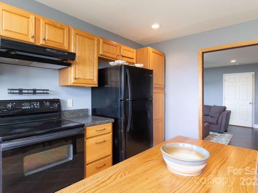 129 Skyline Park Drive, Franklin, NC 28734.  MLS# CAR4297451, YatesRealty ID 22634. 