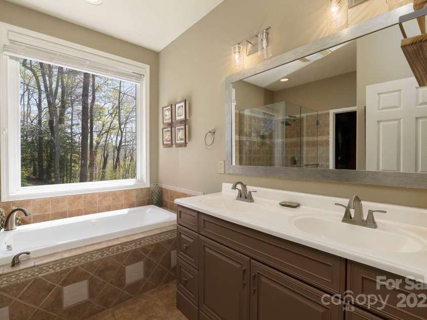 129 Skyline Park Drive, Franklin, NC 28734.  MLS# CAR4297451, YatesRealty ID 22634. 