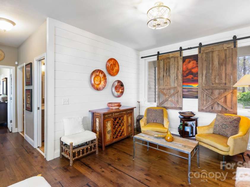 129 Skyline Park Drive, Franklin, NC 28734.  MLS# CAR4297451, YatesRealty ID 22634. 