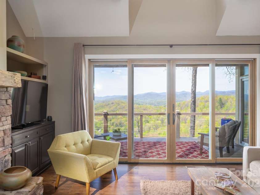 129 Skyline Park Drive, Franklin, NC 28734.  MLS# CAR4297451, YatesRealty ID 22634. 