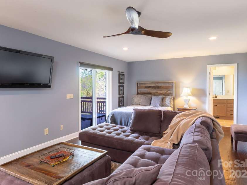 129 Skyline Park Drive, Franklin, NC 28734.  MLS# CAR4297451, YatesRealty ID 22634. 