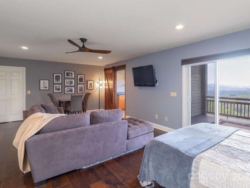 129 Skyline Park Drive, Franklin, NC 28734.  MLS# CAR4297451, YatesRealty ID 22634. 