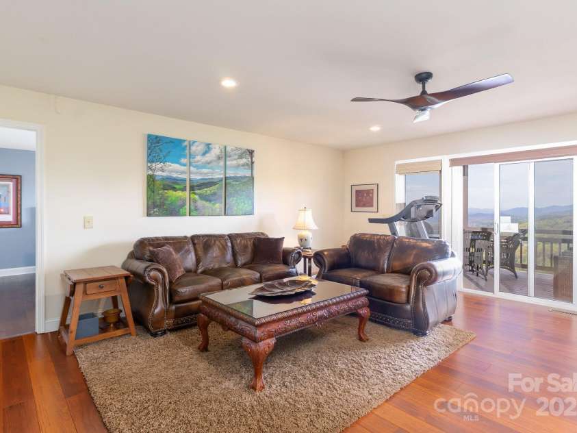 129 Skyline Park Drive, Franklin, NC 28734.  MLS# CAR4297451, YatesRealty ID 22634. 