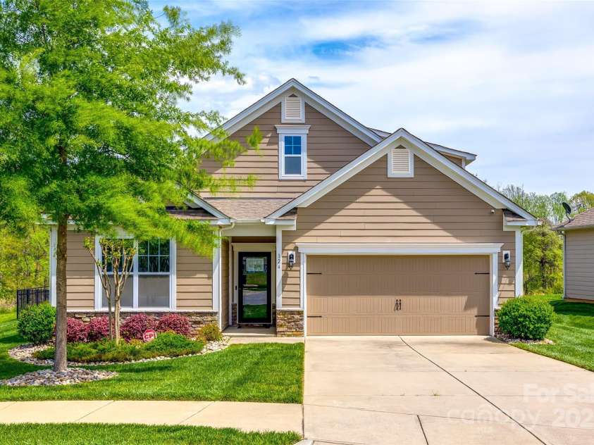 124 Rosebay Drive, Mooresville, NC 28117.  MLS# CAR4246450, YatesRealty ID 22636. Welcome to Lakewalk!