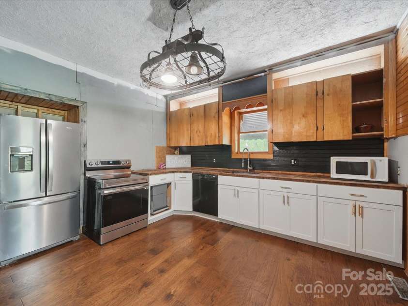 828 Main Street, Mount Pleasant, NC 28124.  MLS# CAR4264431, YatesRealty ID 22637. 