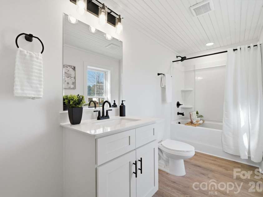 828 Main Street, Mount Pleasant, NC 28124.  MLS# CAR4330011, YatesRealty ID 22637. Upstairs Full Bathroom