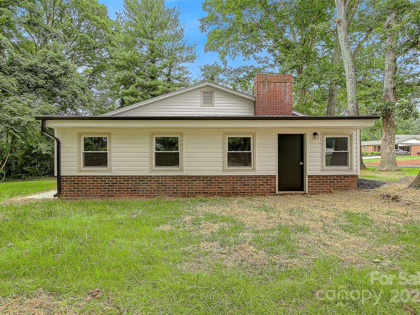 240 Swink Avenue, Salisbury, NC 28147.  MLS# CAR4268399, YatesRealty ID 22639. 