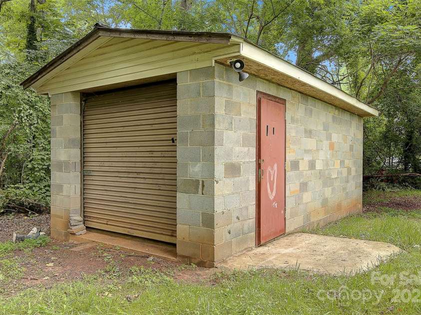 240 Swink Avenue, Salisbury, NC 28147.  MLS# CAR4268399, YatesRealty ID 22639. 