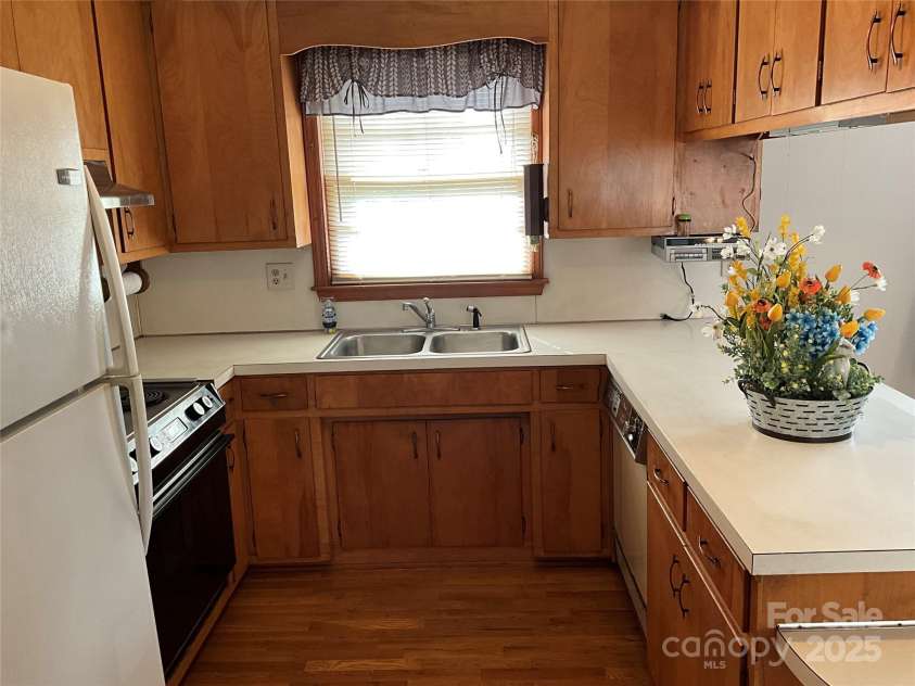 356 Lucky Hollow Road, Hickory, NC 28601.  MLS# CAR4271591, YatesRealty ID 22641. 