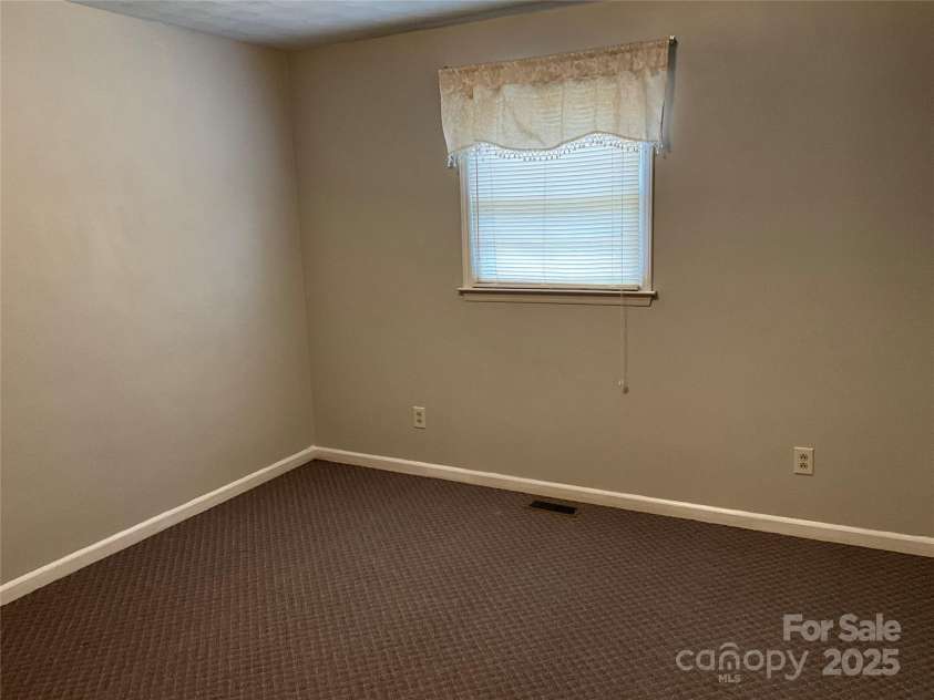 356 Lucky Hollow Road, Hickory, NC 28601.  MLS# CAR4271591, YatesRealty ID 22641. 