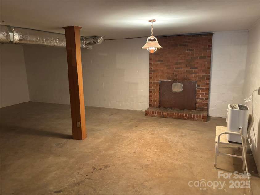 356 Lucky Hollow Road, Hickory, NC 28601.  MLS# CAR4271591, YatesRealty ID 22641. 