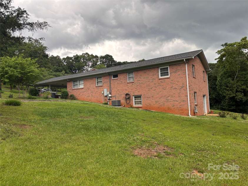 356 Lucky Hollow Road, Hickory, NC 28601.  MLS# CAR4271591, YatesRealty ID 22641. 