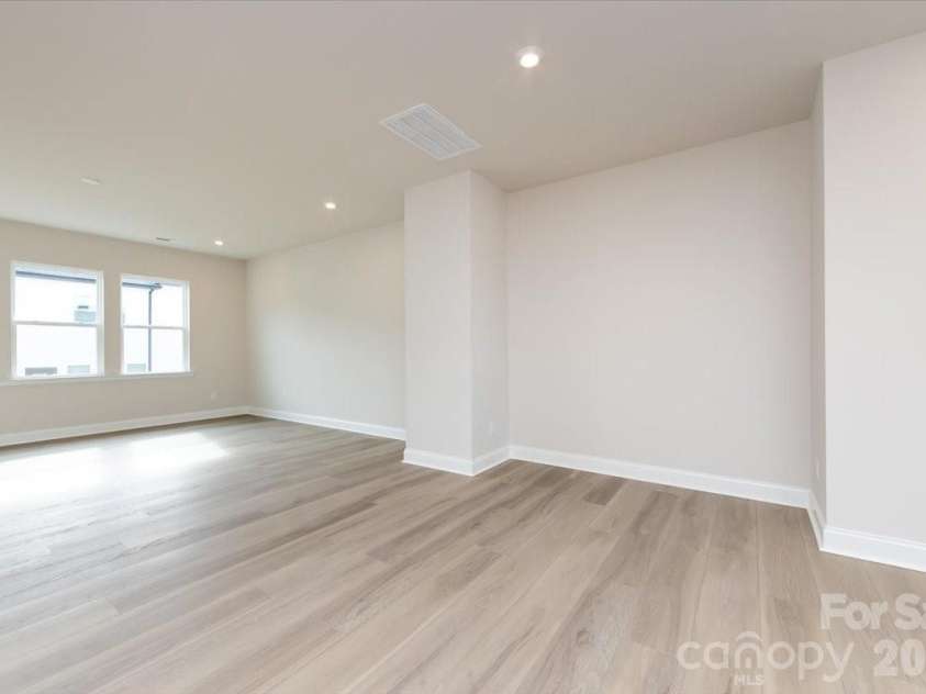 909 Archway Lane, Charlotte, NC 28217.  MLS# CAR4351852, YatesRealty ID 22641. Dining Space